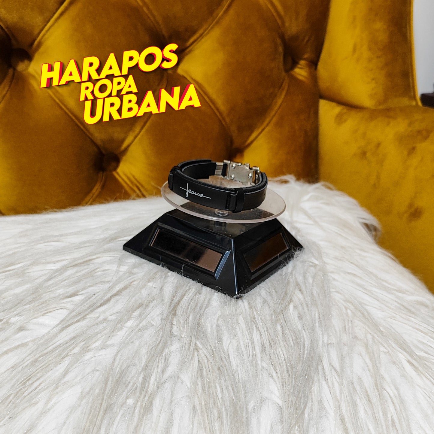 Manilla negra de cuero con diseño escrito jesus