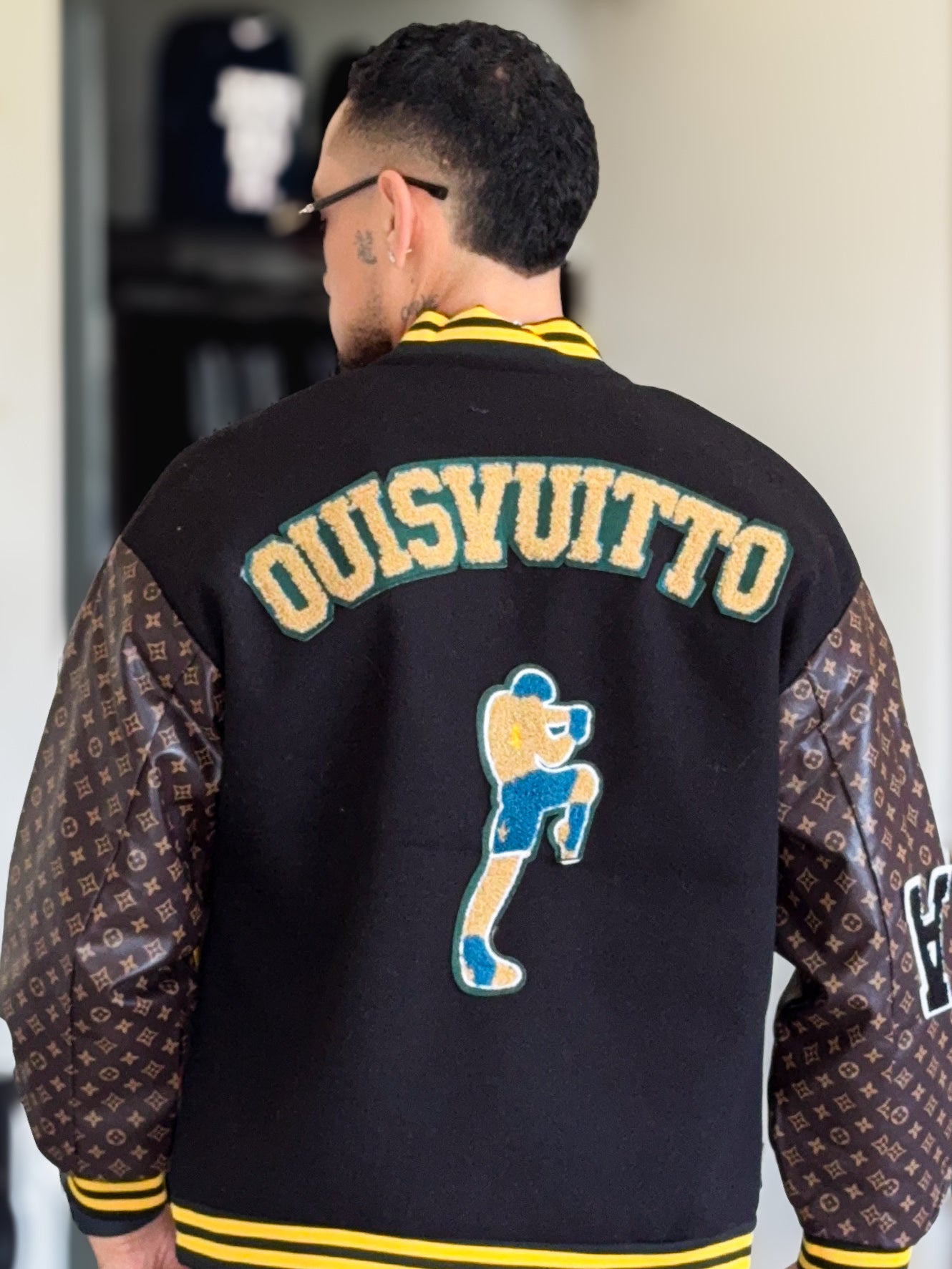 Chaqueta Bomber Premium Louis Vuitton University, mangas de cuero y detalles bordados