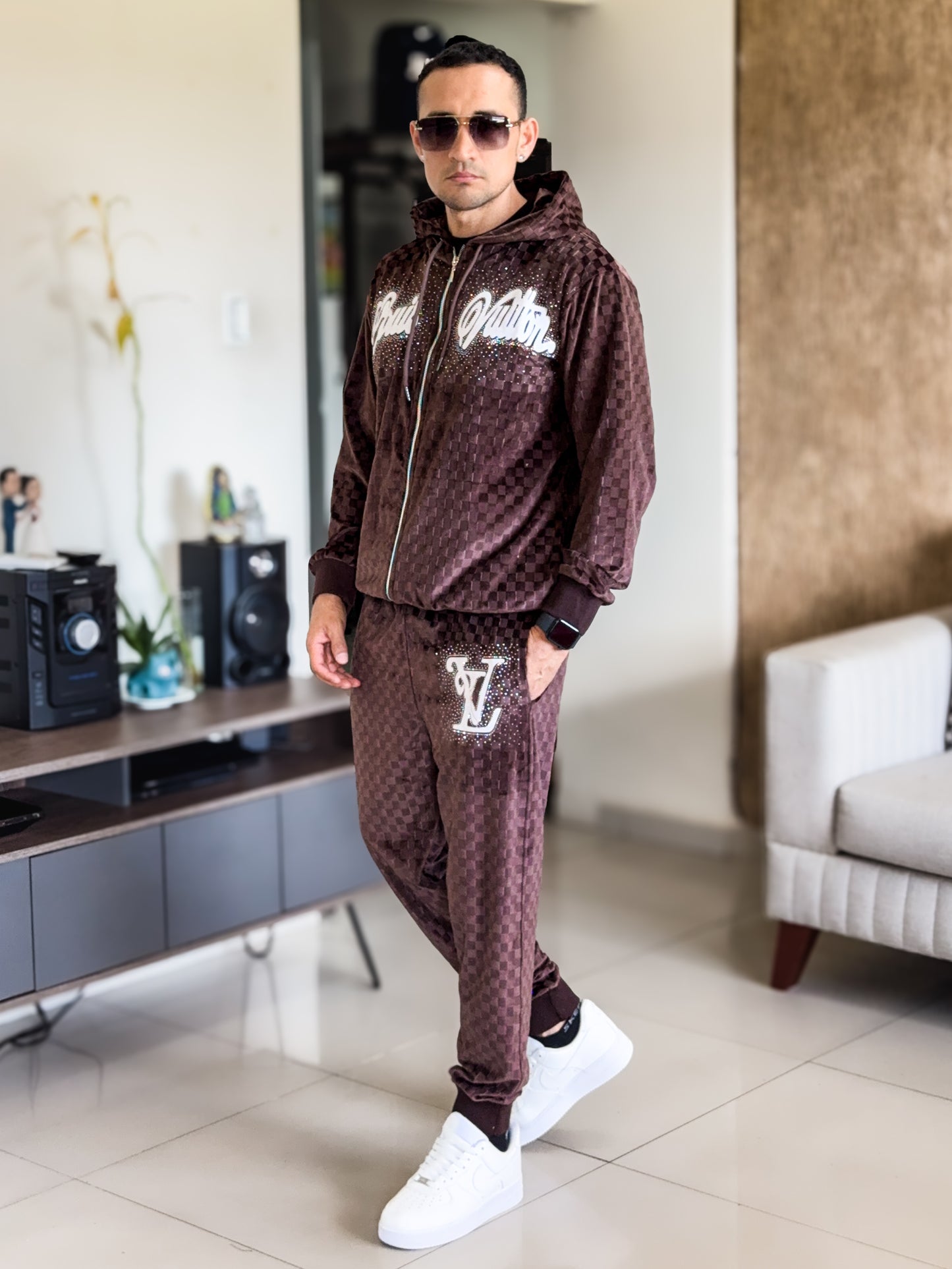 Conjunto deportivo Louis Vuitton Chaqueta con pedreria logo costurado Chocolate PREMIUM