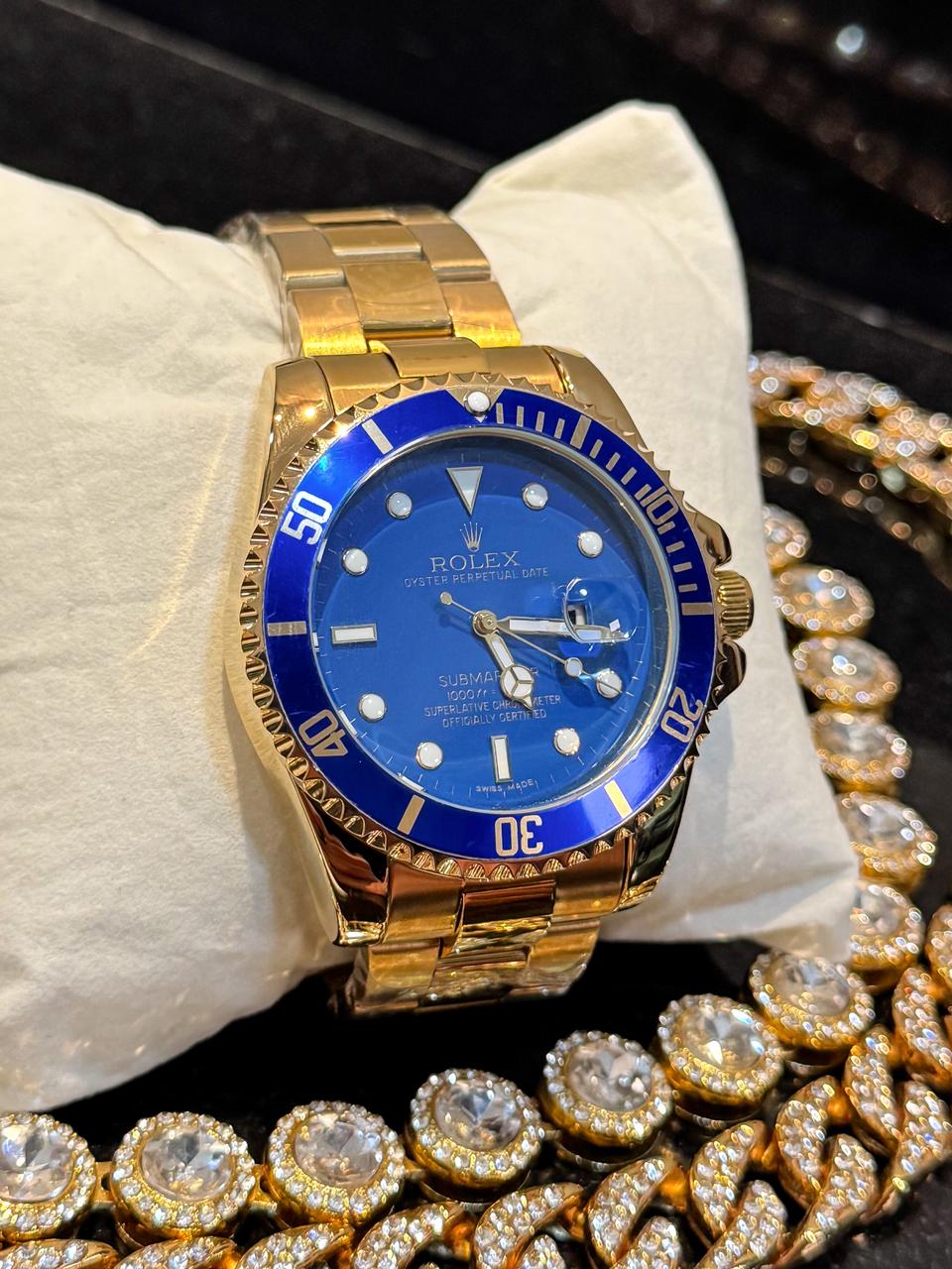 Reloj rolex dorado fondo azul circulo azul