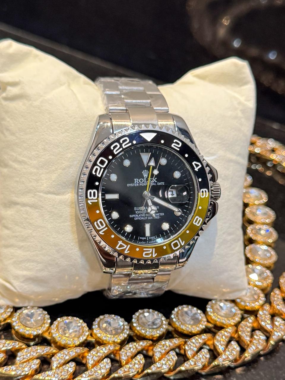 Reloj rolex plateado fondo negro circulo negro/amarillo