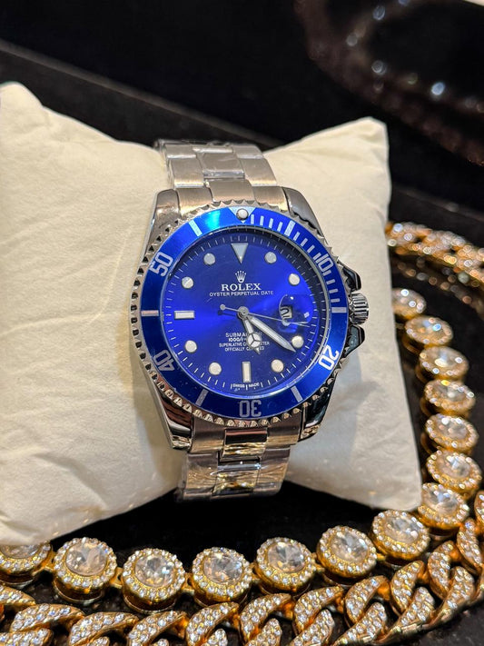 Reloj rolex plateado fondo azul circulo azul
