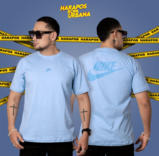 Polera nike celeste swoosh pequeño al frente