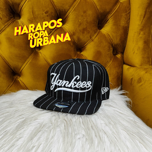 Gorra yankees plana negra a rayas blancas