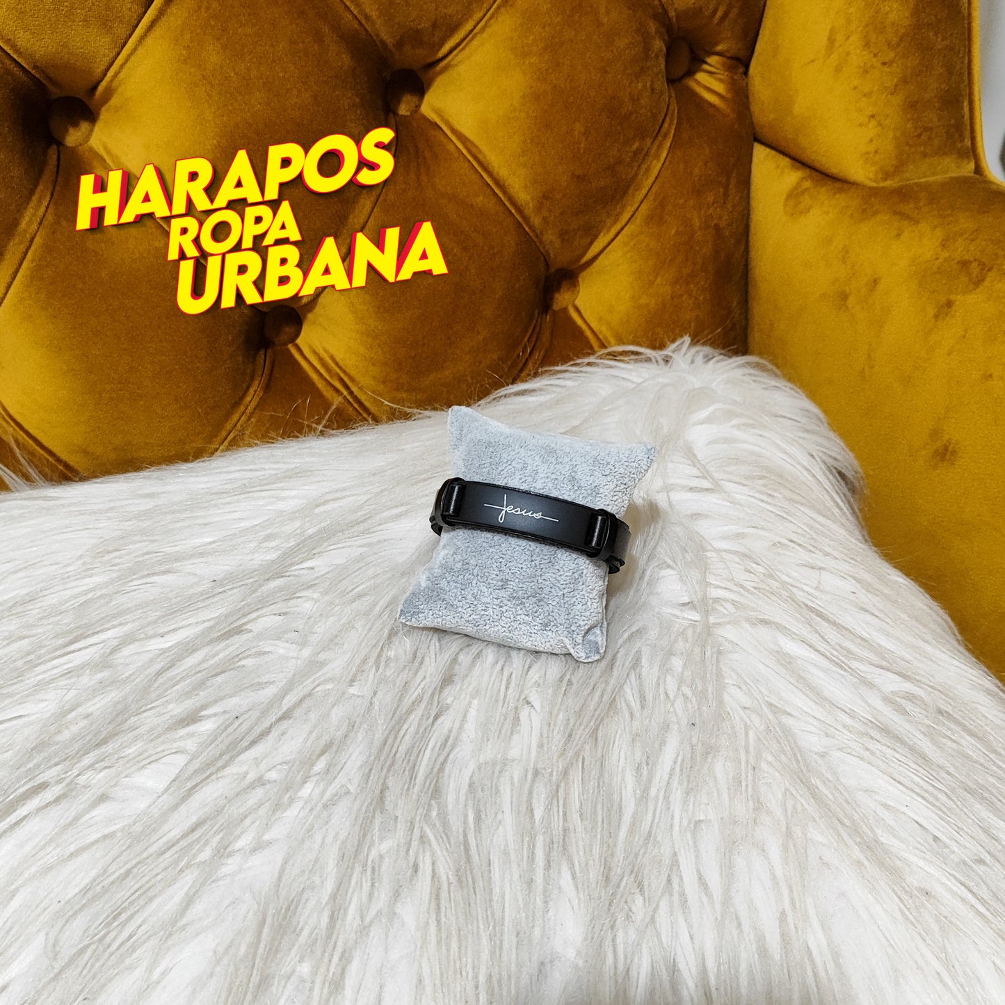 Manilla negra de cuero con diseño escrito jesus