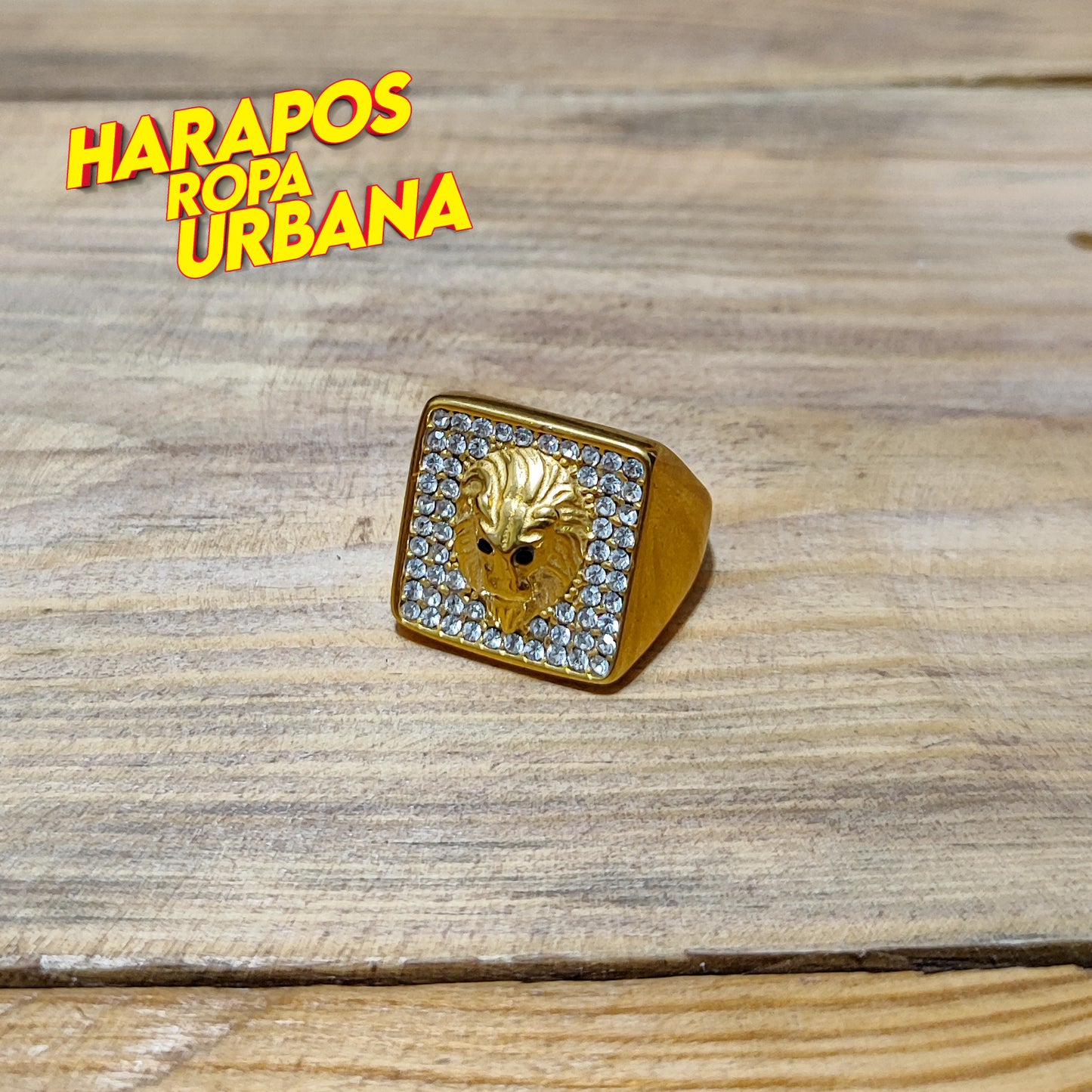 Anillo de acero dorado cuadrado con leon al centro y diamantes