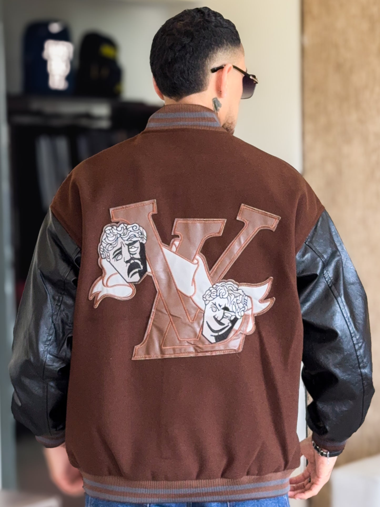Chaqueta Bomber Premium Louis Vuitton Theater de Paño, mangas de cuero y detalles bordados
