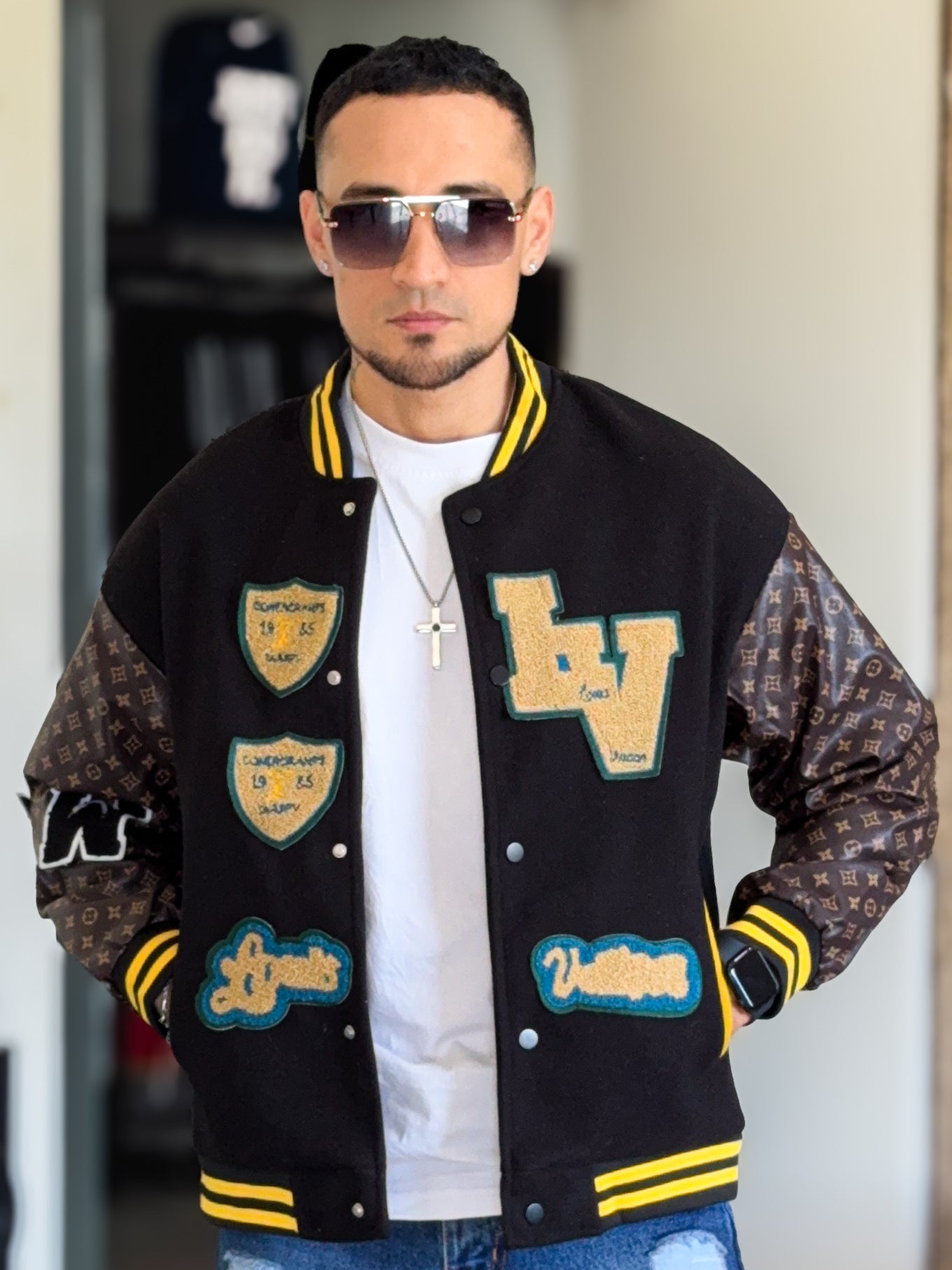 Chaqueta Bomber Premium Louis Vuitton University, mangas de cuero y detalles bordados