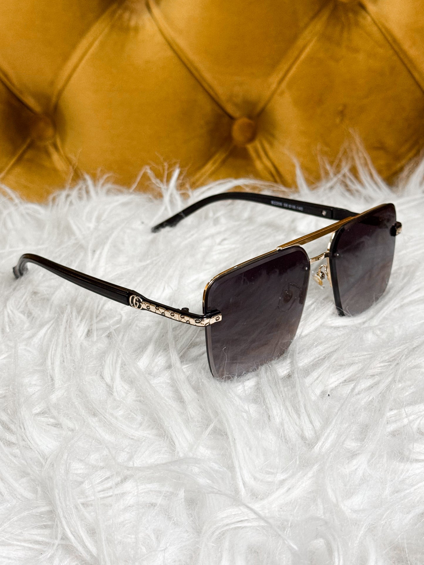 Gafas Gucci flotantes grandes corte diamante Negras difuminadas