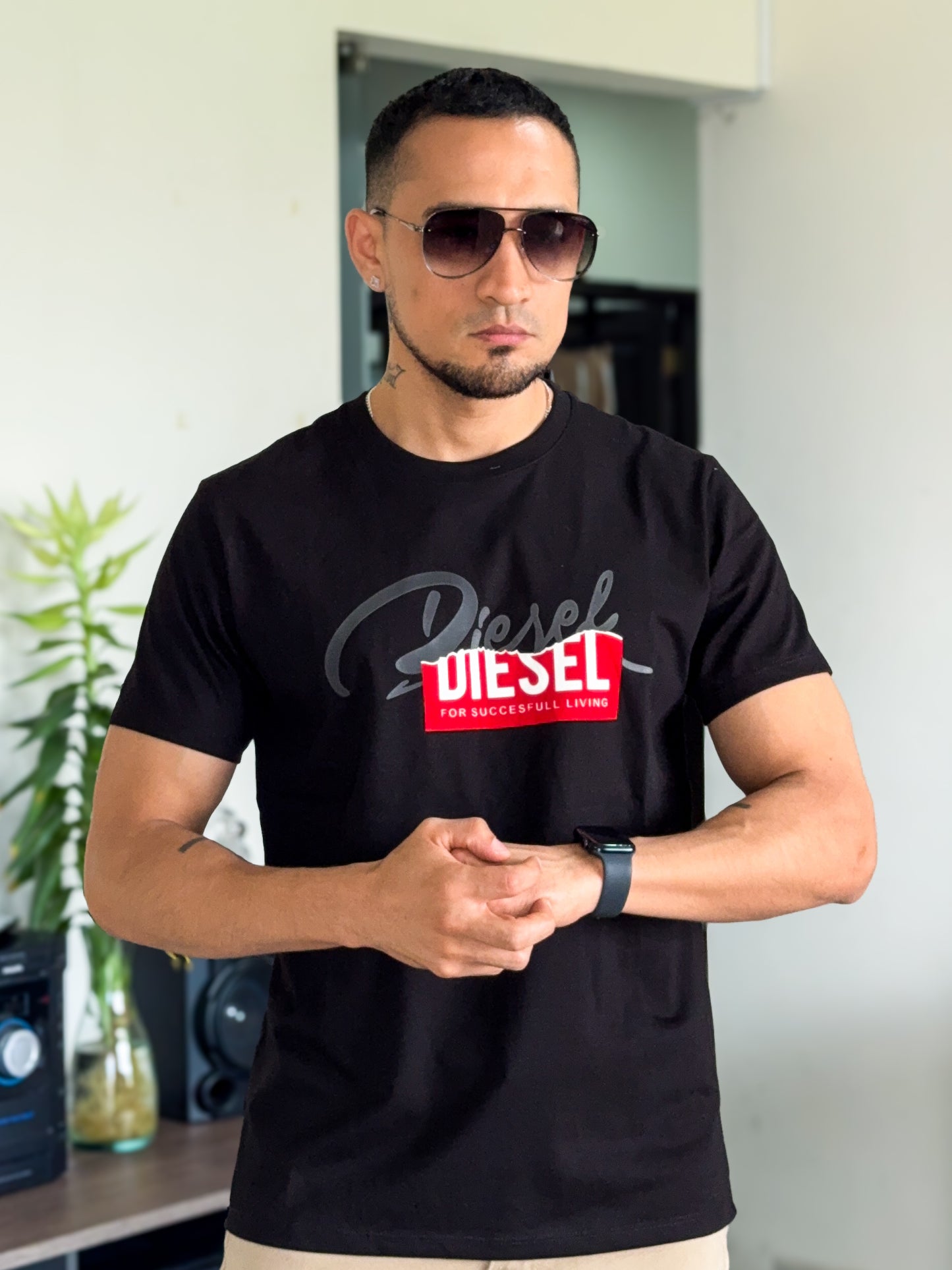 Polera Premium DISEL logo rasgado color Negro