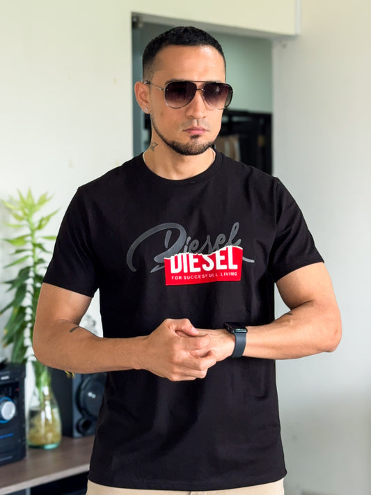Polera Premium DISEL logo rasgado color Negro