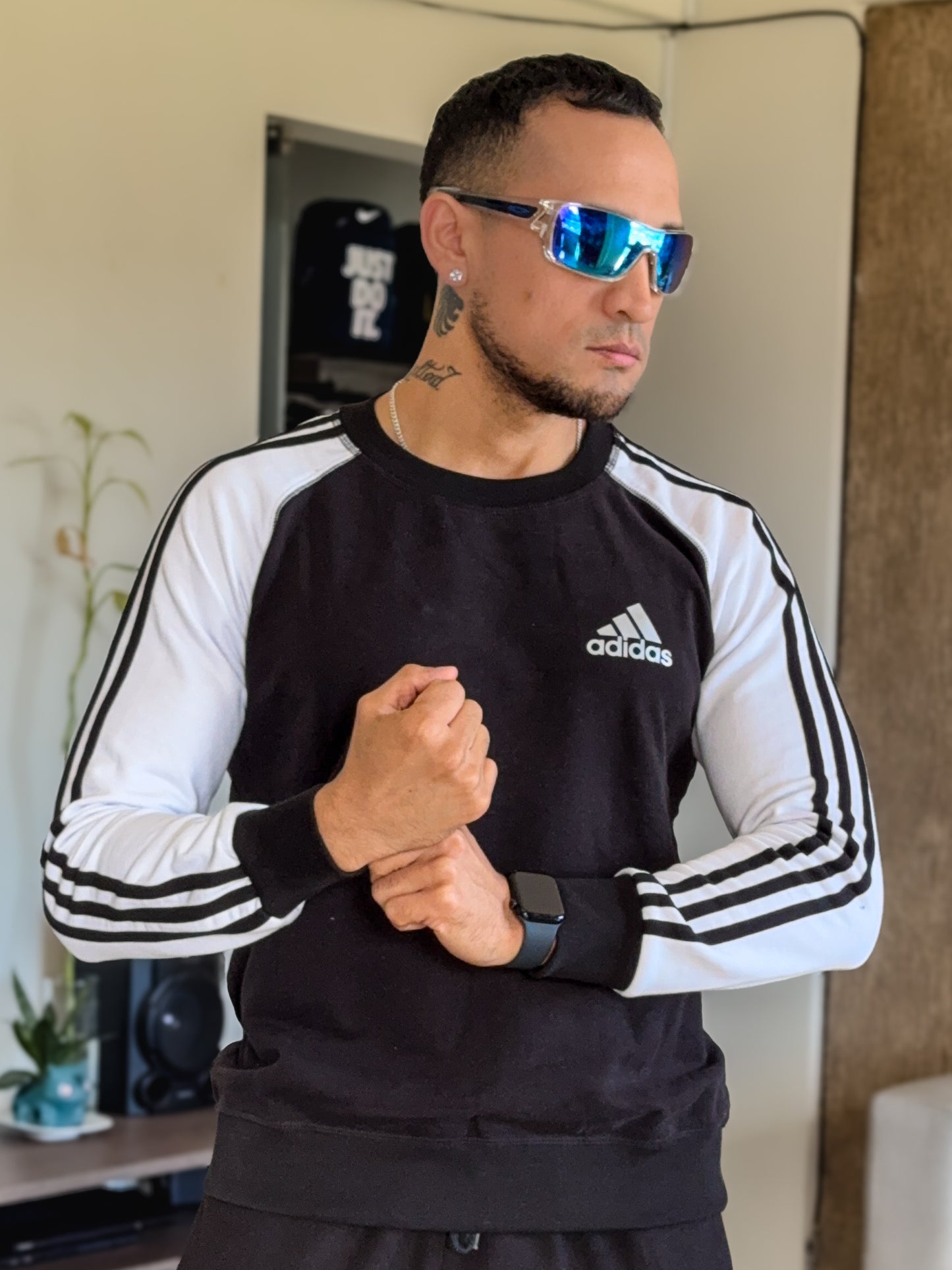 Sudadera clasica Adidas color Negra mangas Blancas