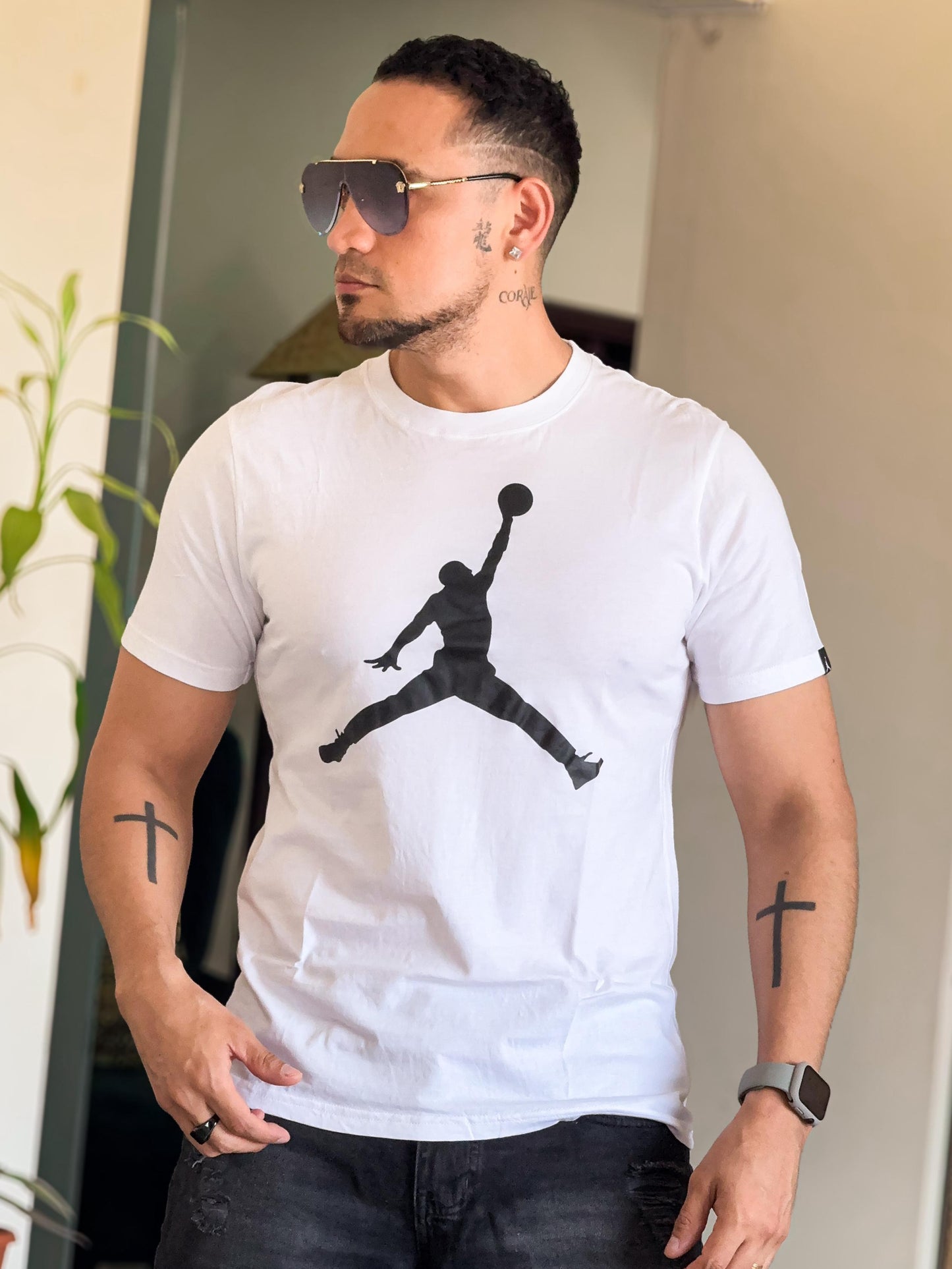 Polera jordan blanca silueta negra