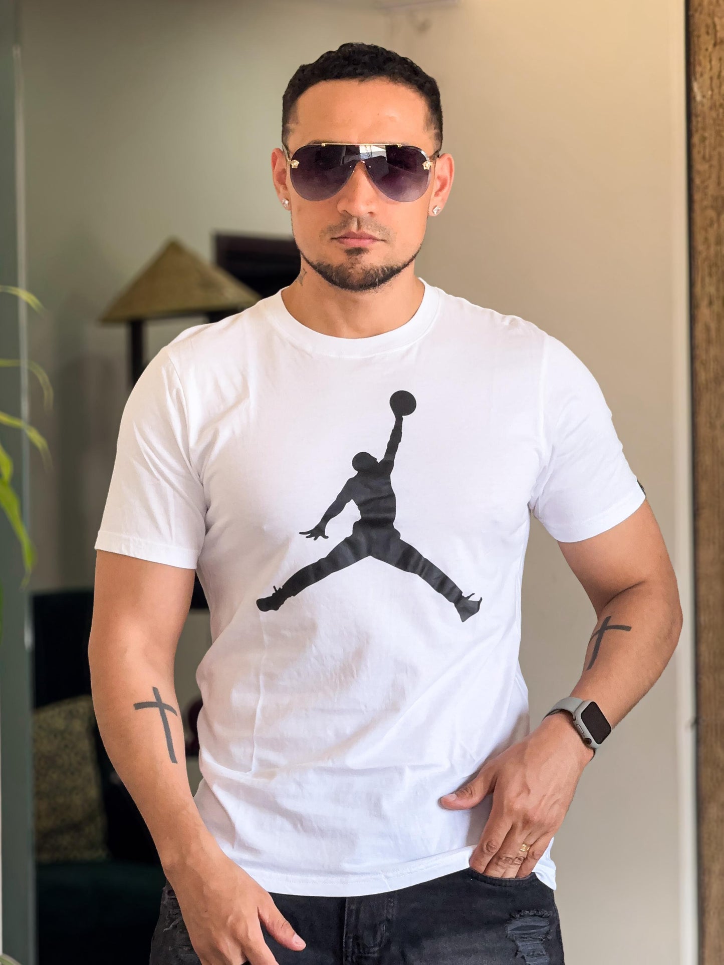 Polera jordan blanca silueta negra