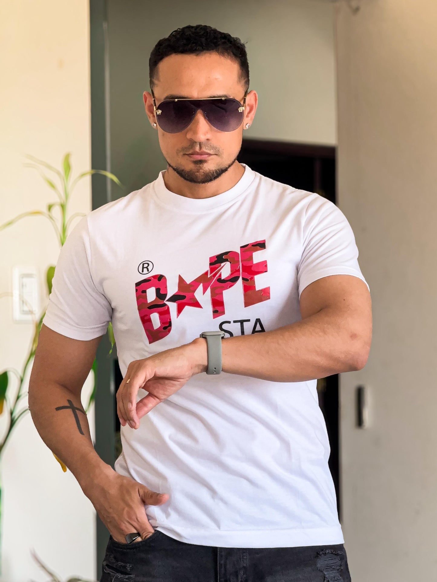 Polera bape blanca letras rosadas