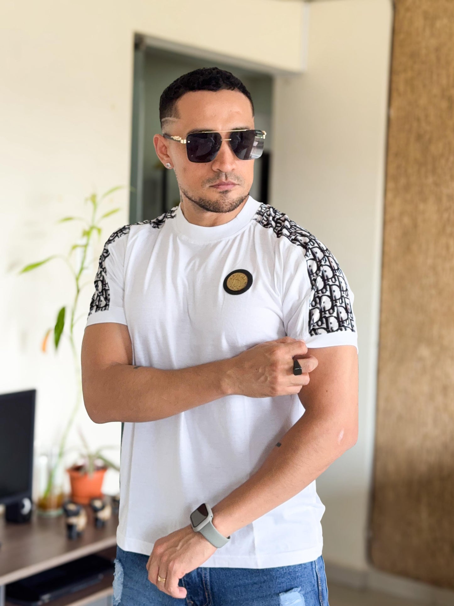 Polera dior blanca con detalles en los hombros