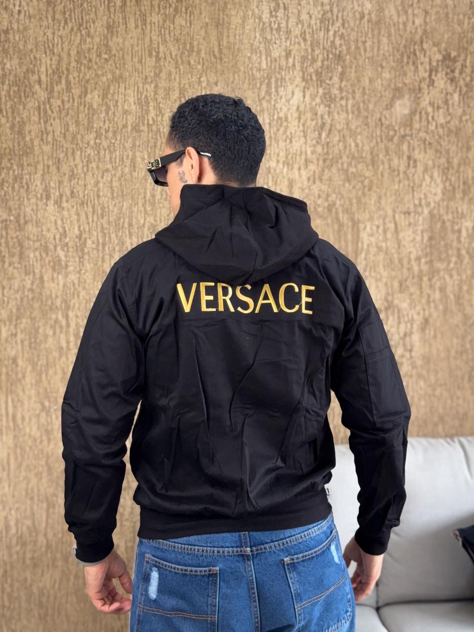 Chamarra versace negra con capucha