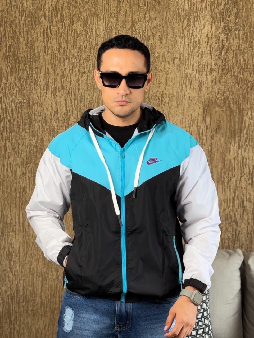 Chaqueta rompeviento nike azul y negro mangas blancas swoosh lila