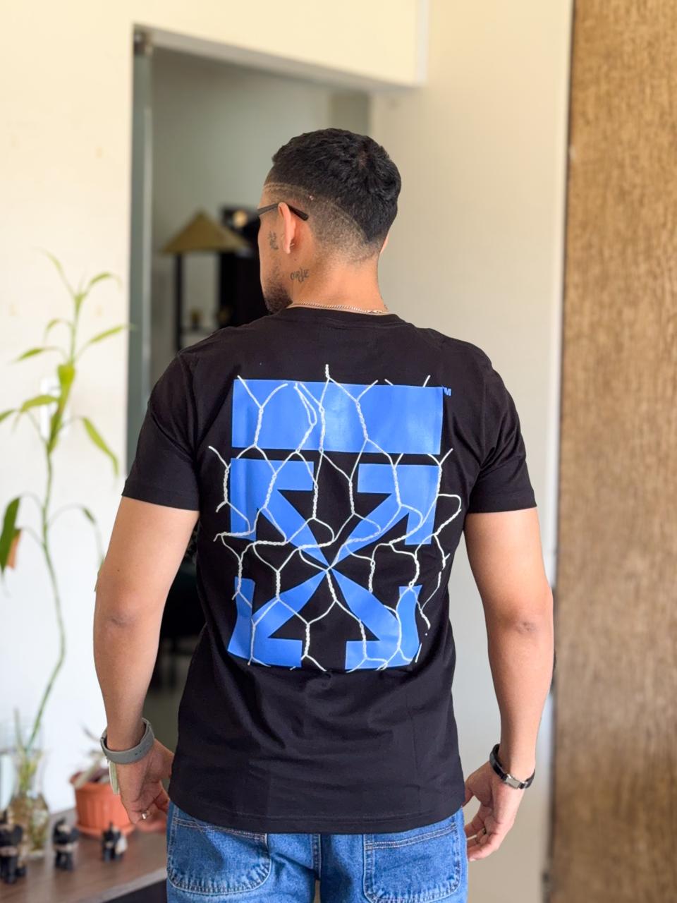 Polera Off White negra con alambres azules