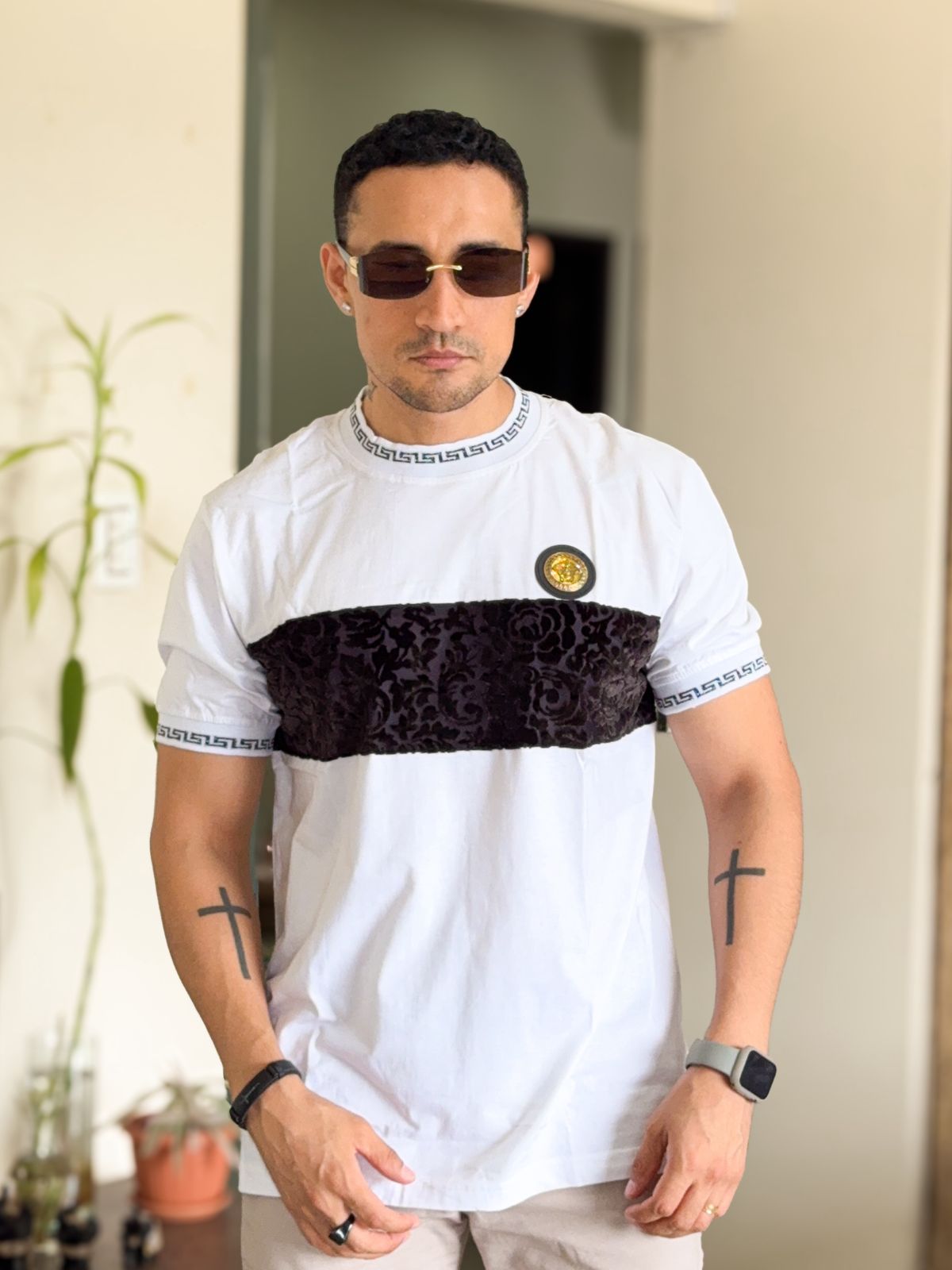 Polera versace blanca con detalles en los hombros y gamuza