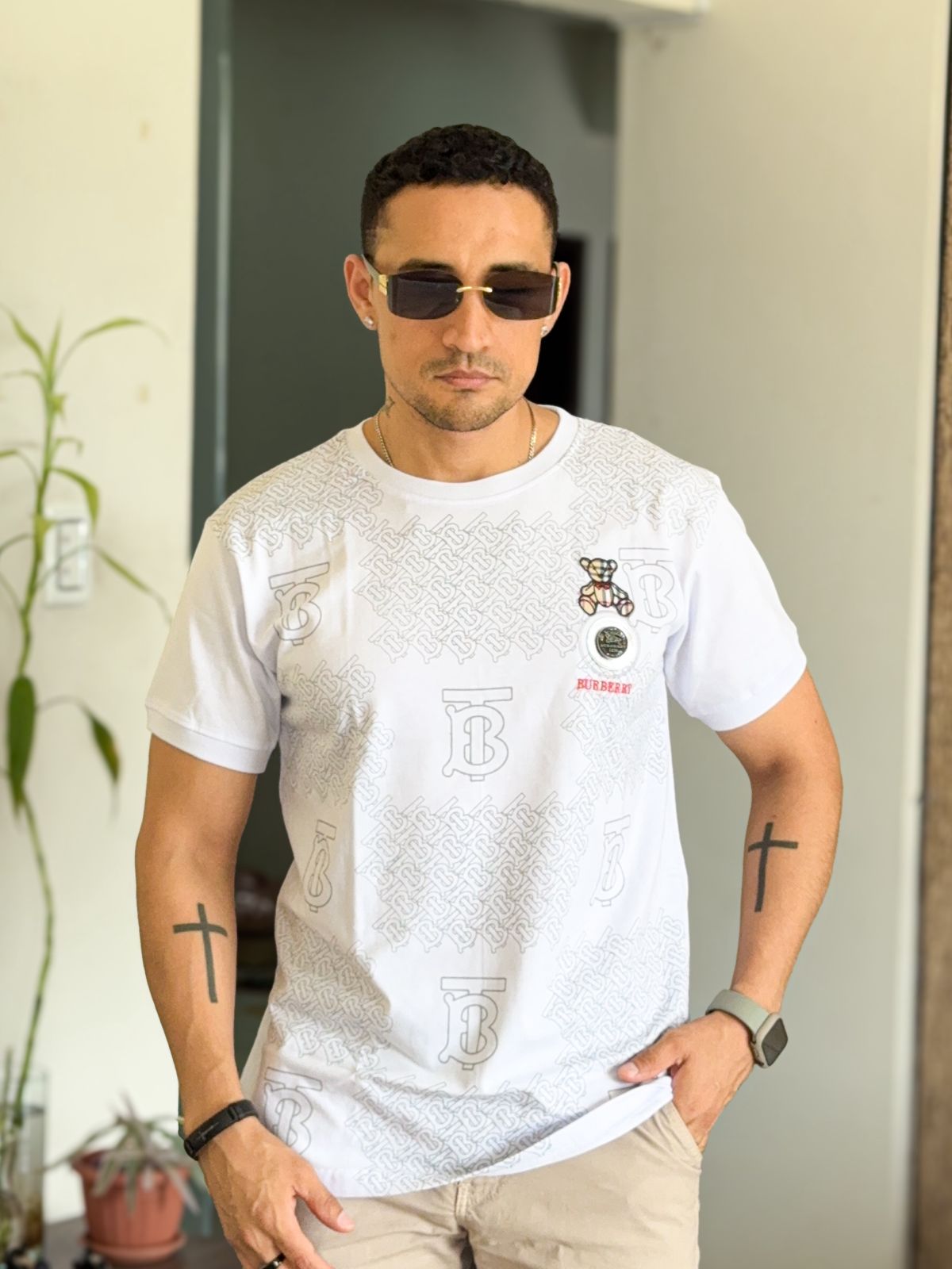 Polera burberry blanca detalles de hilo oso