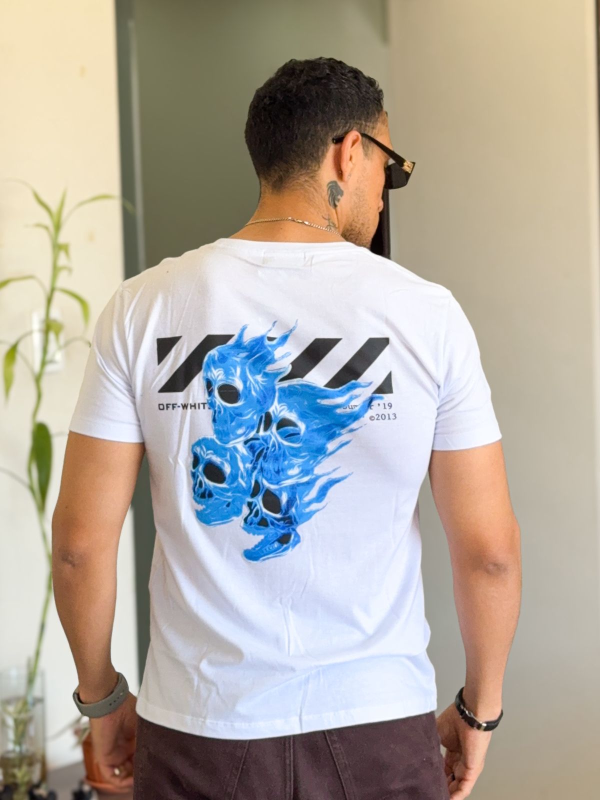 Polera off white blanco con calaveras azul