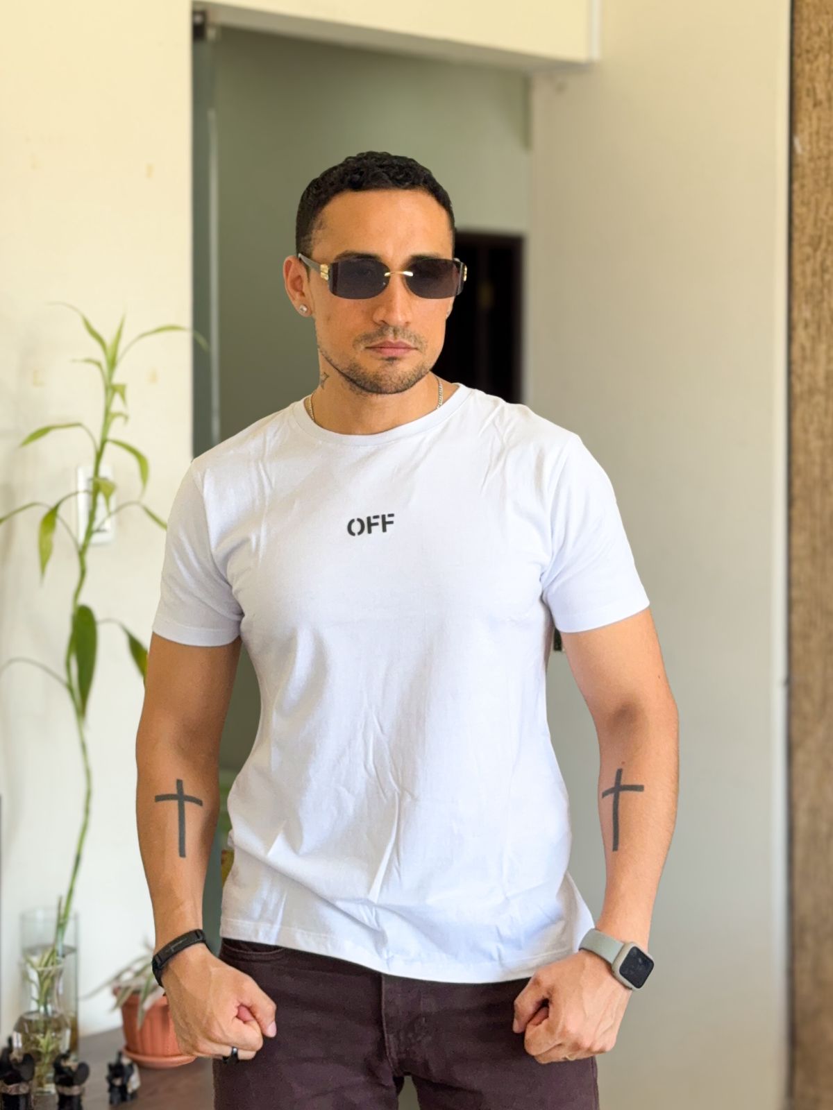 Polera off white blanco con calaveras azul