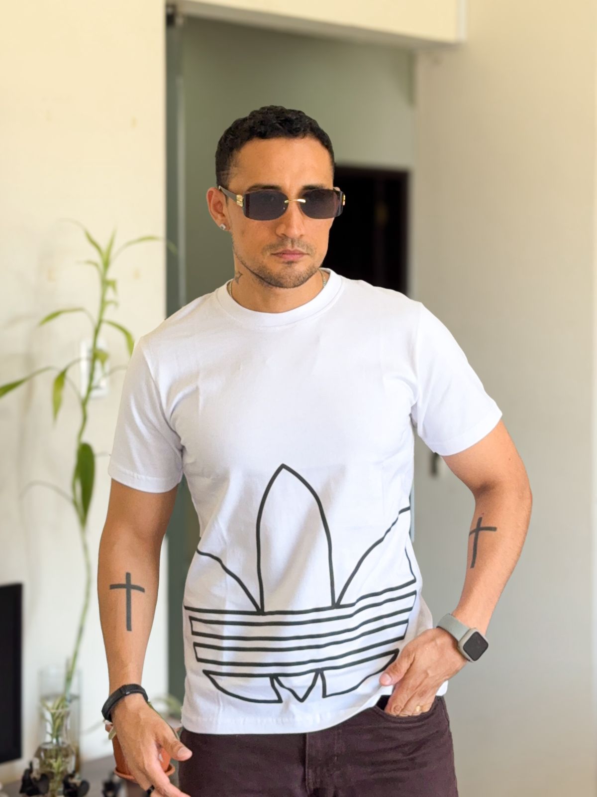 Polera adidas blanca flor grande plomo