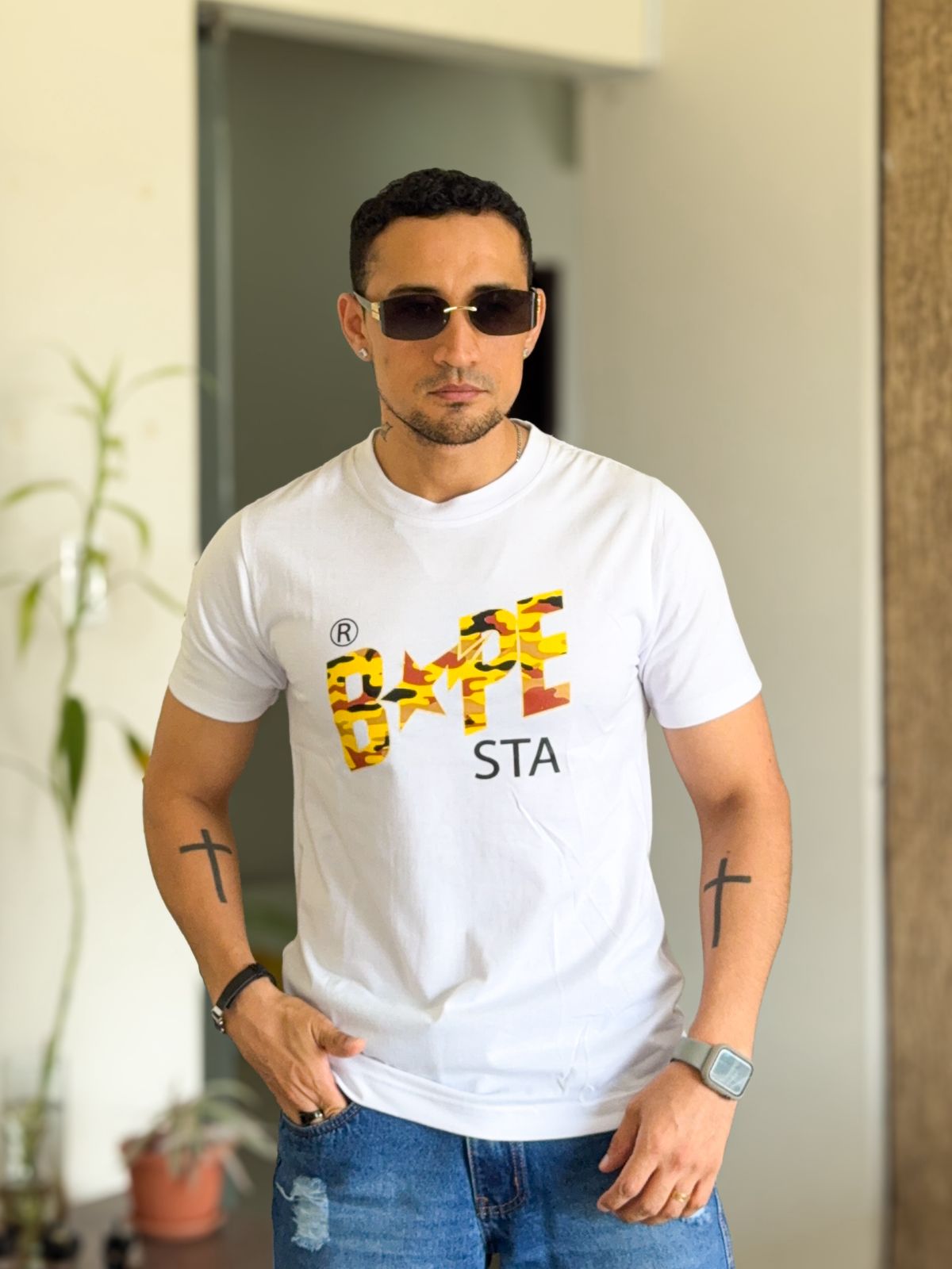 Polera bape blanca letras amarillas