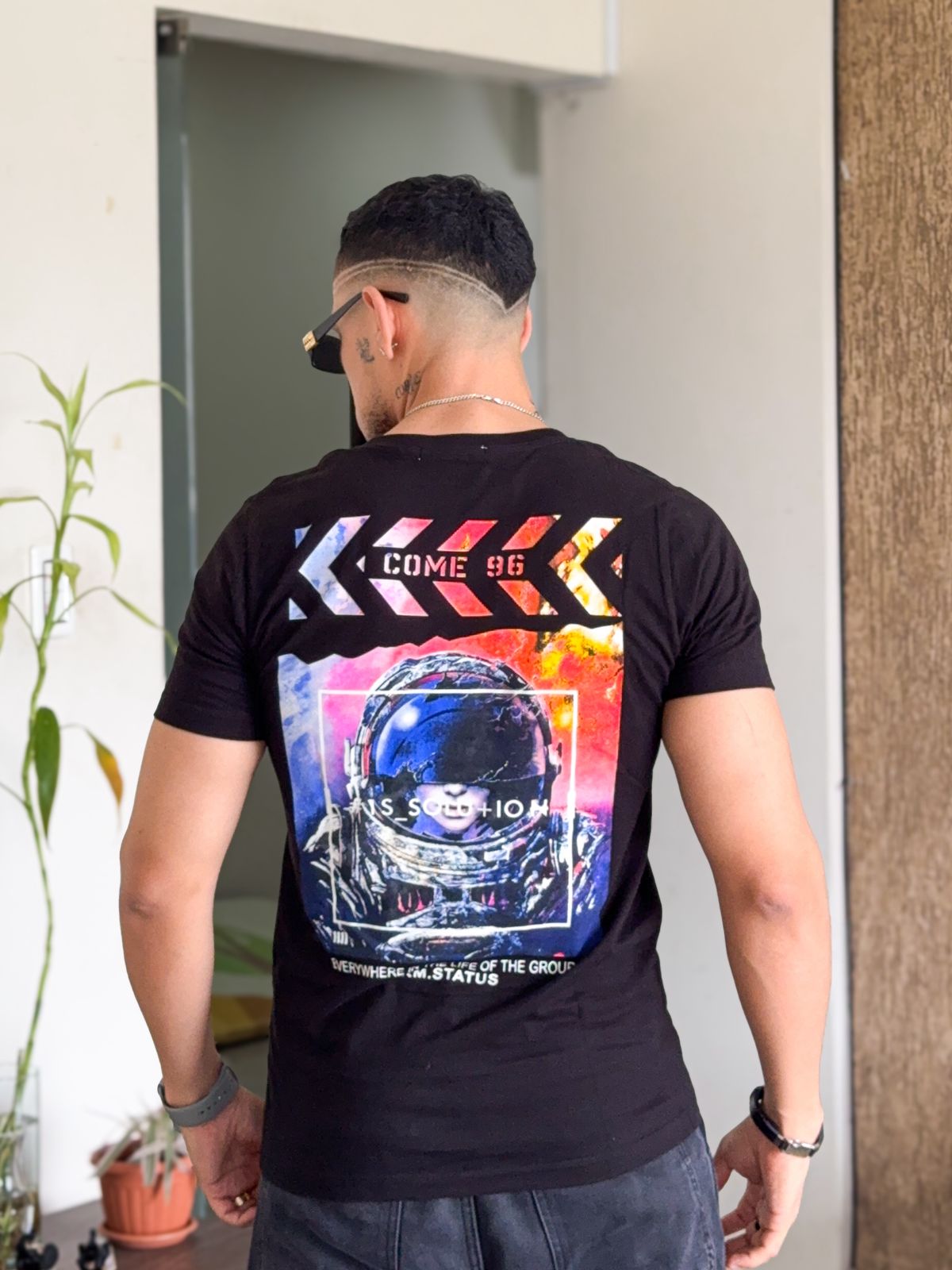 Polera off white negra astronauta detras