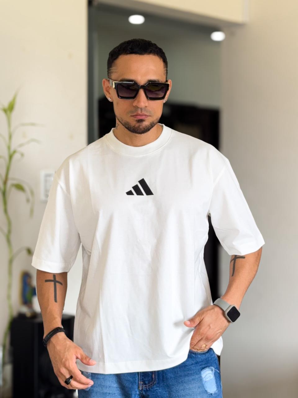 Polera Adidas training oversize blanca