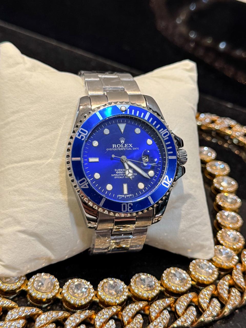 Reloj rolex plateado fondo azul circulo azul