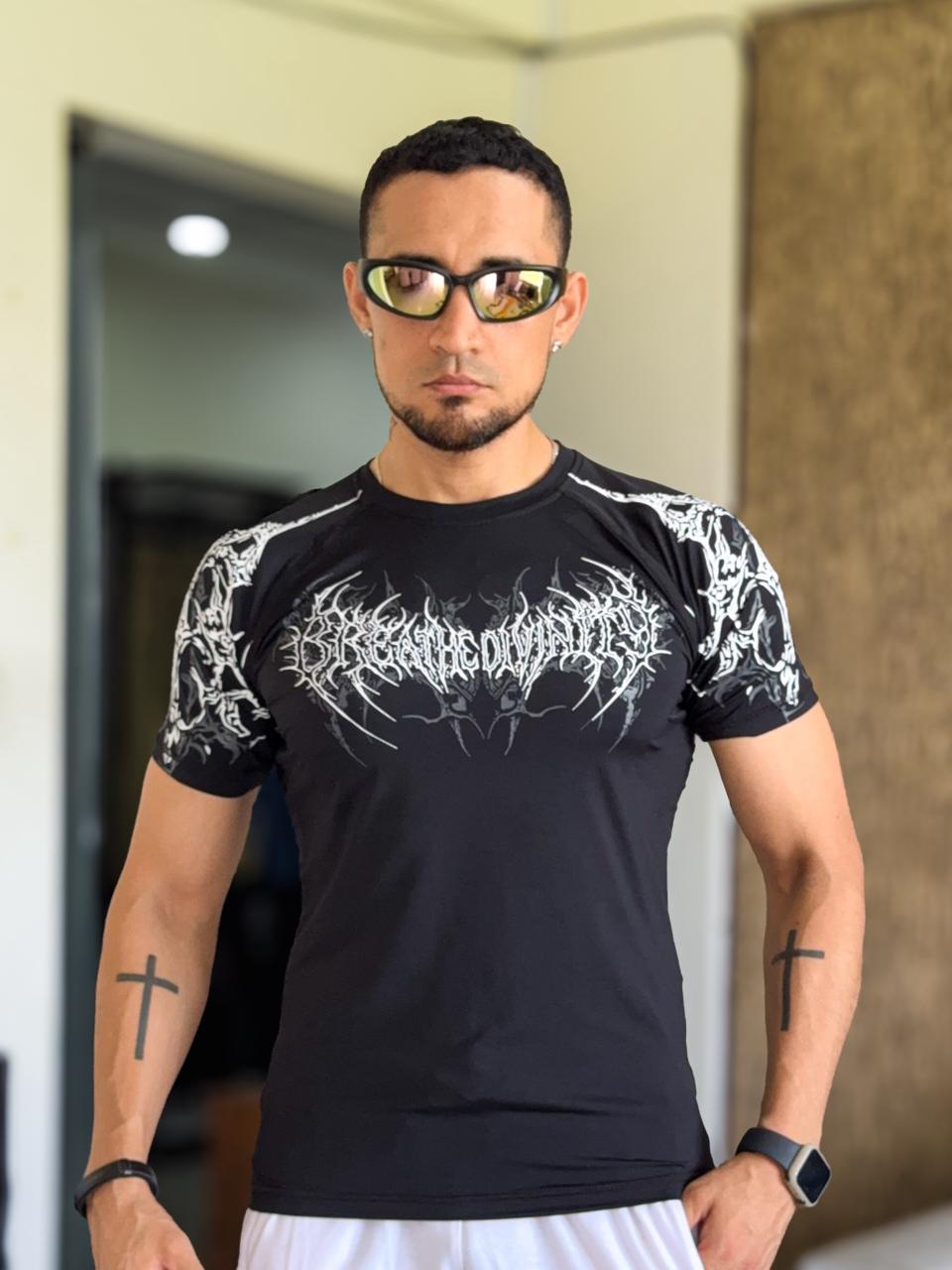 Polera Gym Breathe Divinity de compresion negro con blanco