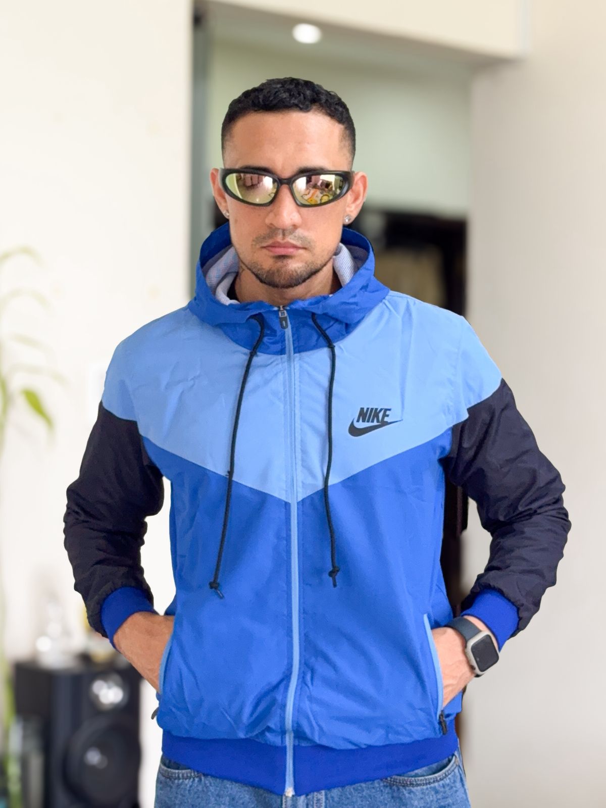 Chaqueta rompeviento nike azul mangas negras