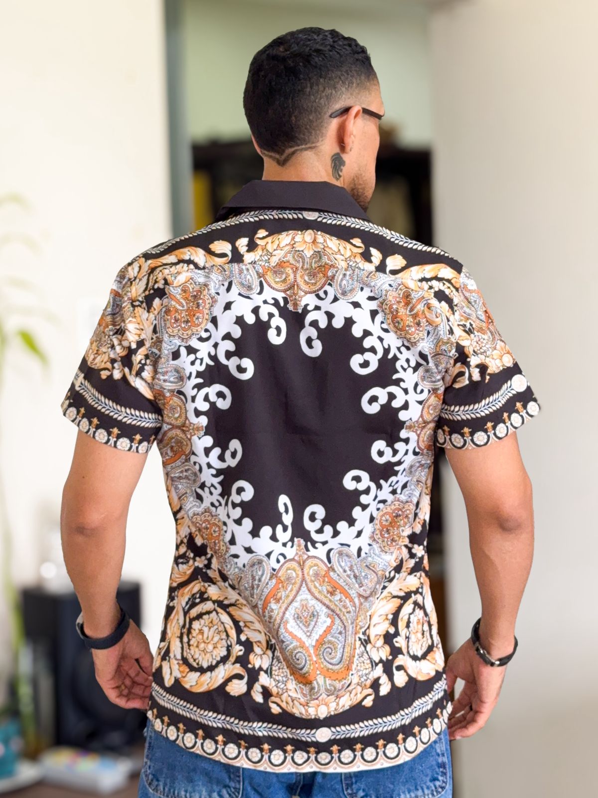 Camisa premium negro con detalles floreado amarillo