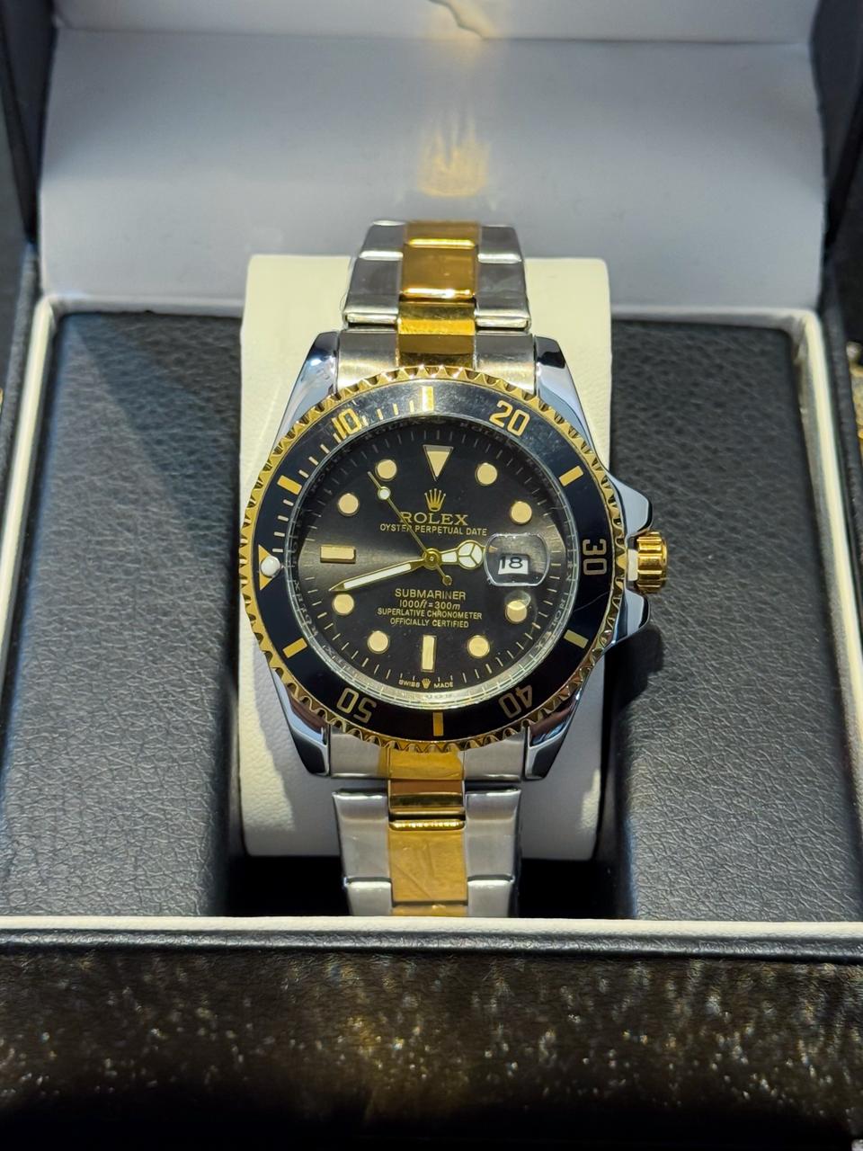 Reloj Rolex Sub mariner Two color Plateado con Dorado Bisel y Fondo Negro