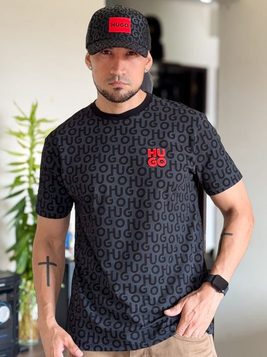 Polera premium HUGO BOSS negra cobertura logo rojo