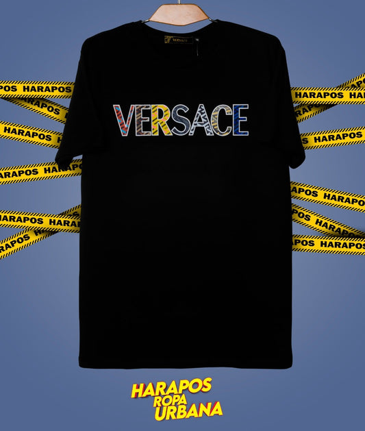 Polera versace negra con letras de colores