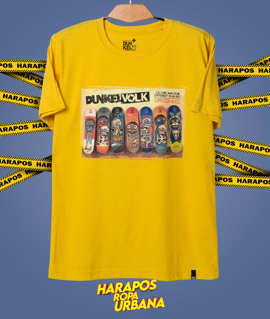 Polera amarilla con tablas de surf