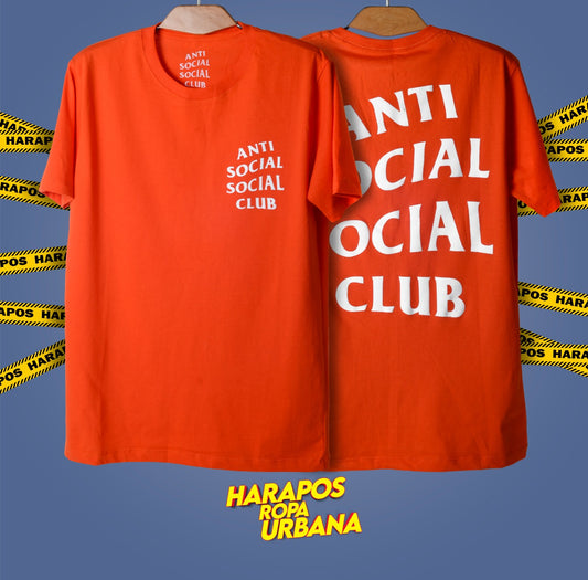 Polera antisocial naranja letras blancas