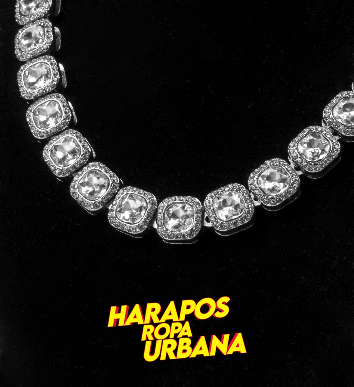 Cadena cubana plateada con eslabones cuadrados con diamantes