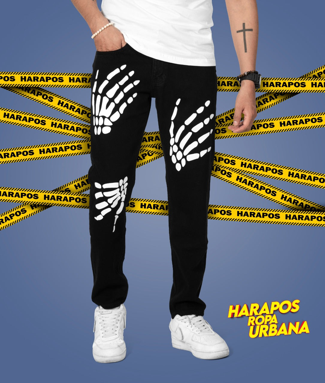 Pantalon Bershka demin jean negro con manos de calavera