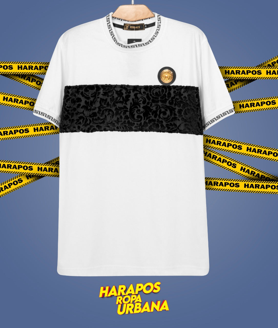 Polera versace blanca con detalles en los hombros y gamuza