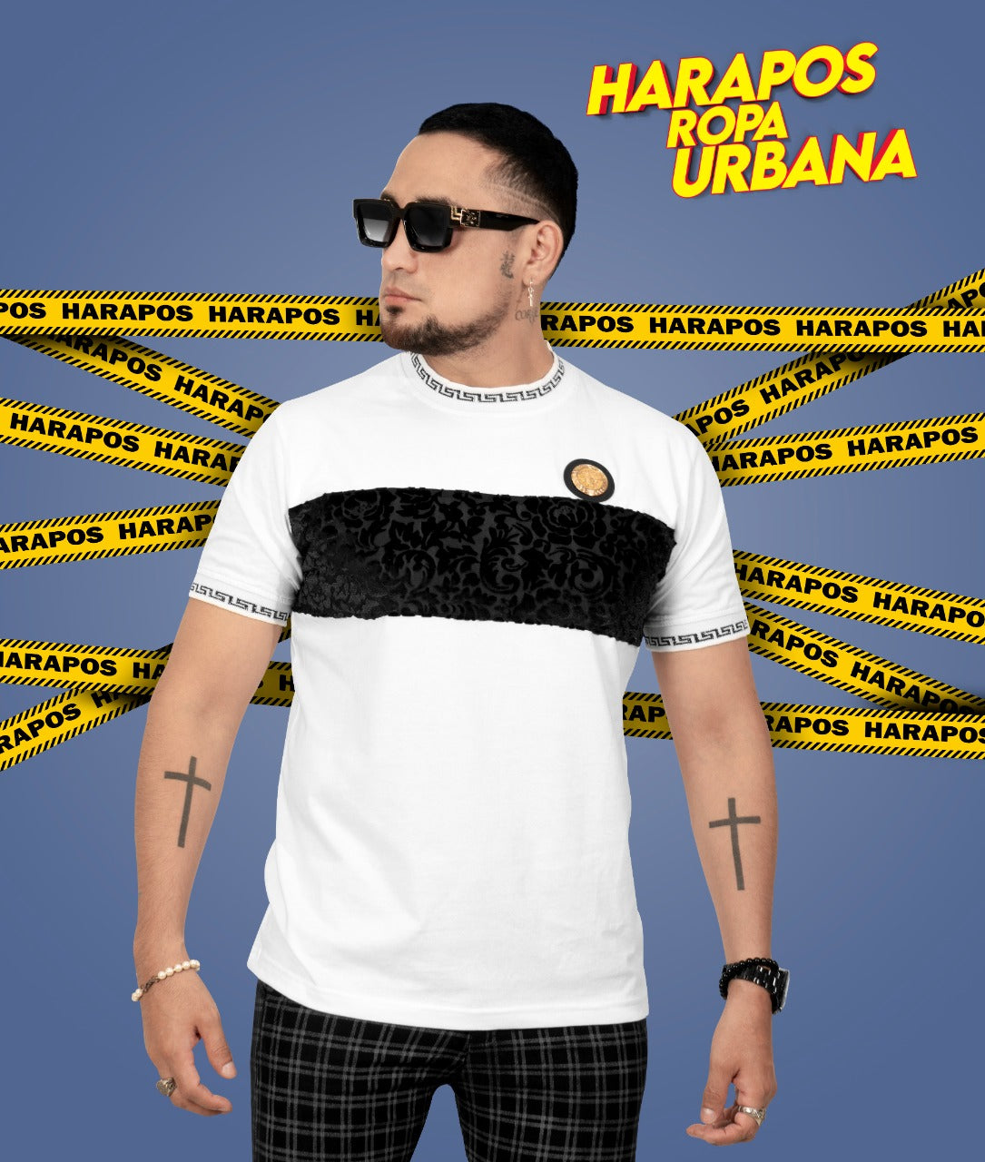 Polera versace blanca con detalles en los hombros y gamuza